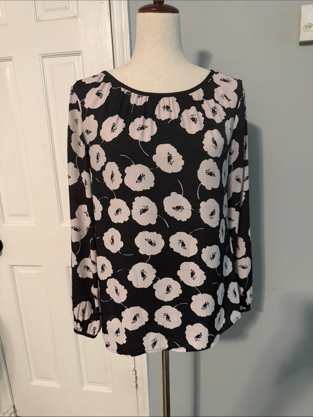 ☀️3 For $25 LOFT Women's Black and Pink Floral Blouse